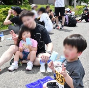 ゴール後にガリガリ君を頬張る子供たち